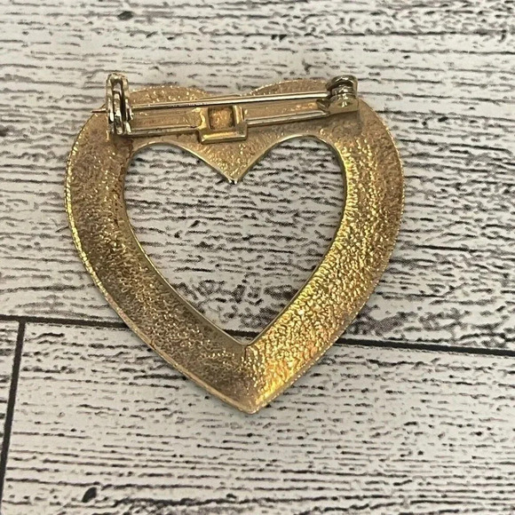 Heart Brooch Pin 1930s 1940s Gold Tone Textured Open Sweetheart Vintage - Picture 2 of 3